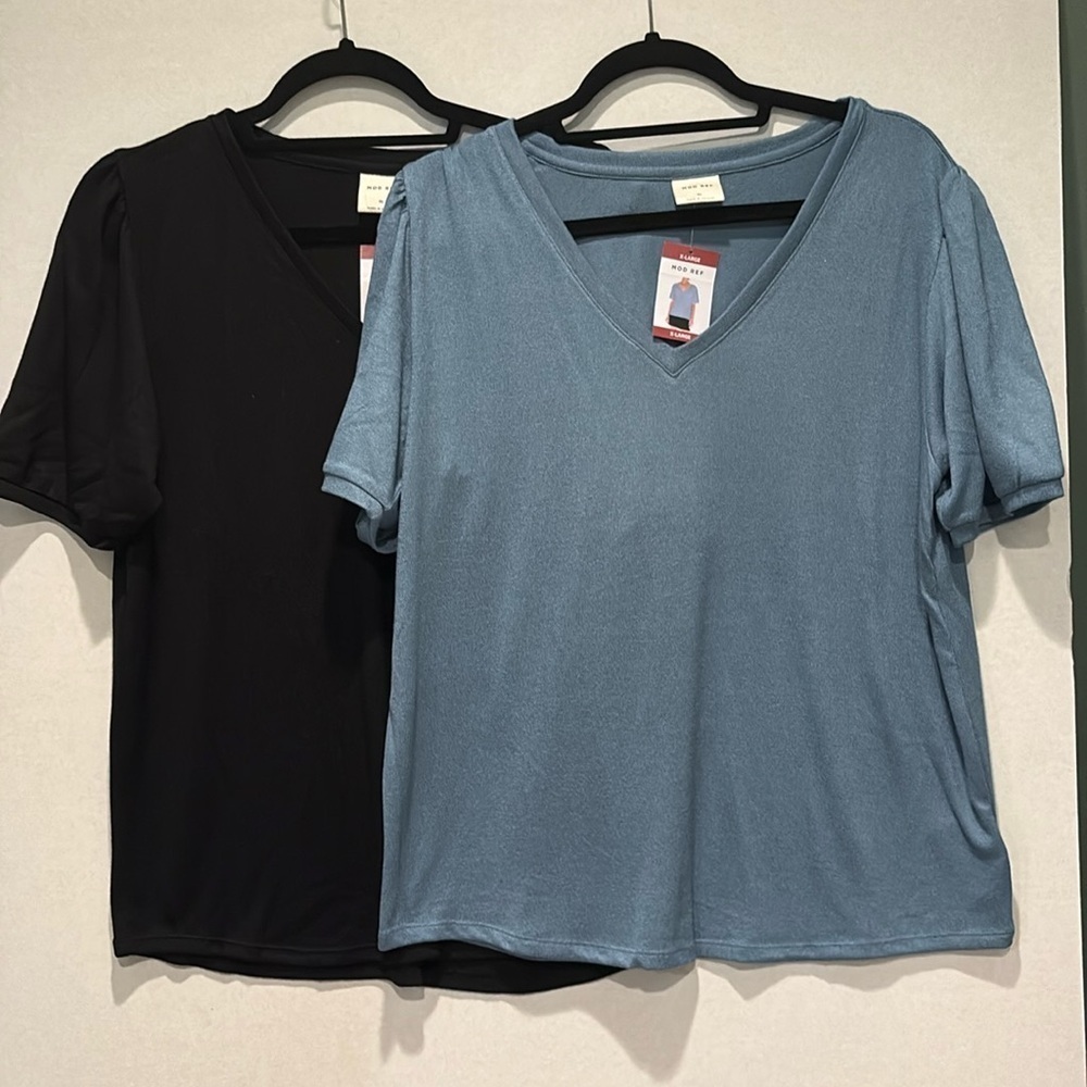 Mod Ref - Women's V-Neck Puff Sleeve Shirts. Size XL. Light Blue and black. NWT